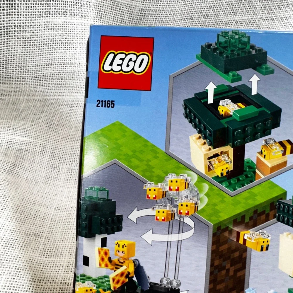 Lego minecraft bee
